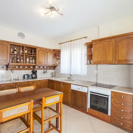 Вилла Beach Close Полихроно