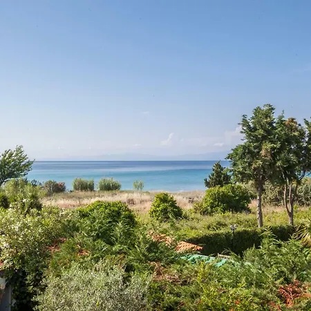 Beach Close Вилла Полихроно